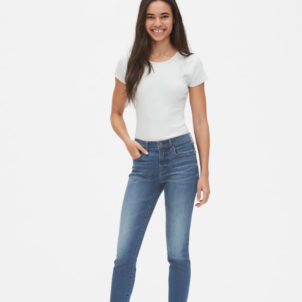 Gap Mid Rise Jeans. Equal to size 7/8 - Picture 3 of 12